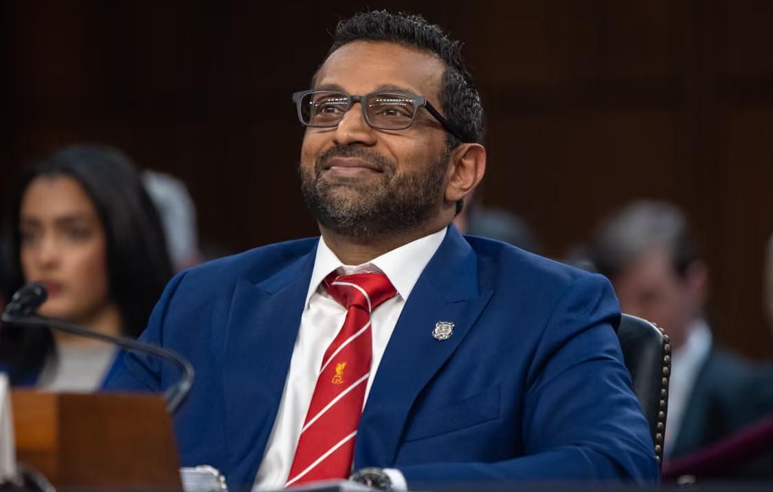 尤其是体育, 队徽更显眼, 这显示出他 尤其是体育, 队徽更显眼, 这显示出他